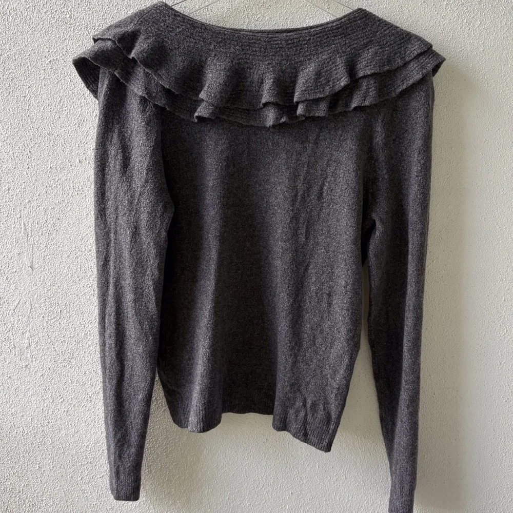 White House Black Market Ruffled Large Collar Sweater Size‎ M Gray Long Sleeve